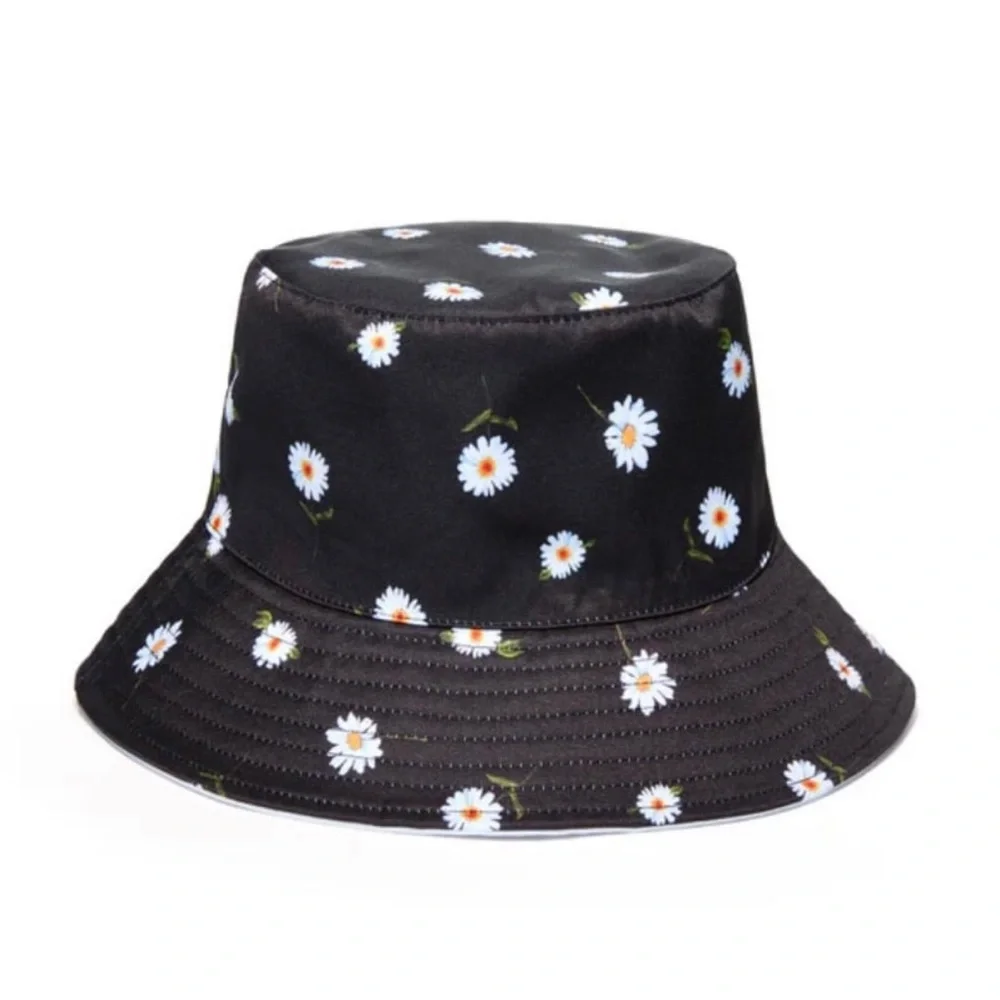 Alice‎ & Olivia X Fabfitfun Reversible Bucket Hat